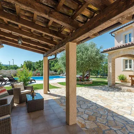 펜션 Natura Mikulezi