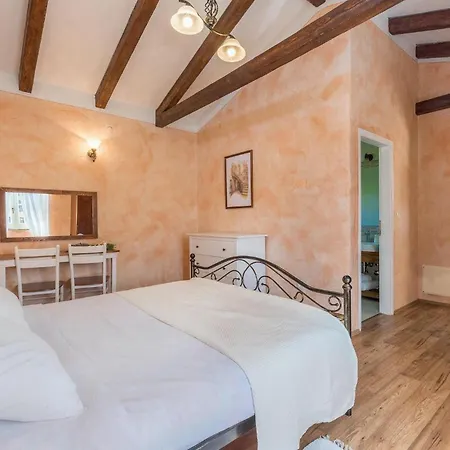 Natura Mikulezi Holiday home *